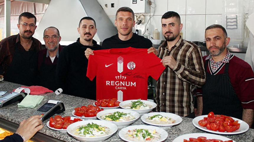 Podolski'nin köfte-piyaz keyfi