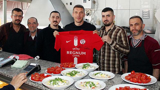 Podolski'nin köfte-piyaz keyfi