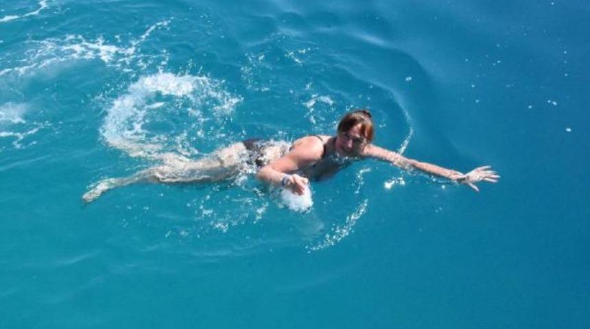 Rus turistlerin Kekova'da deniz ve g&uuml;neş keyfi