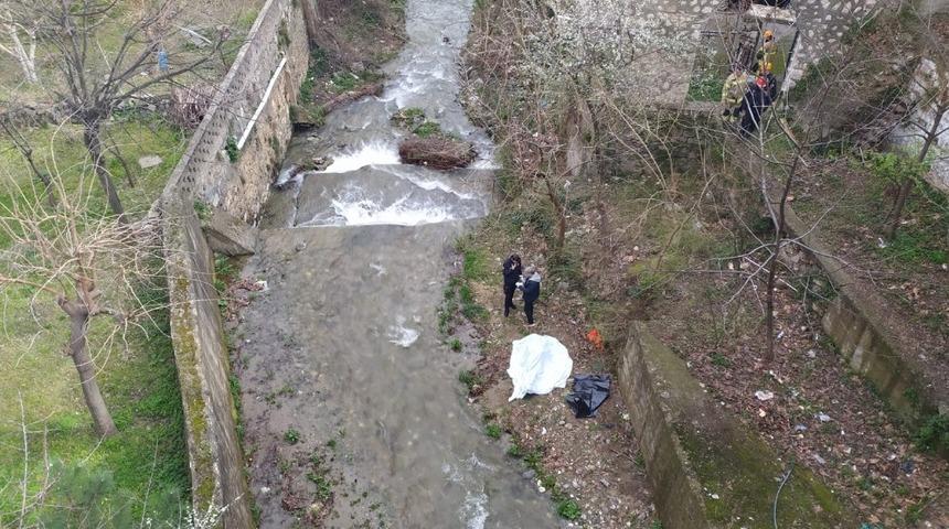 Hareketsiz yattığını g&ouml;renler ekiplere haber verdi! Acı haber