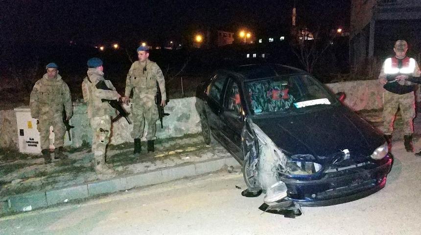 Kına gecesinden &ccedil;ıkan &ouml;fkeli damat kaza yaptı, aracı bırakıp gelinle ka&ccedil;tı