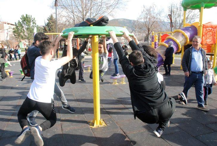 Güneş yüzünü gösterdi, parklara akın ettiler G1