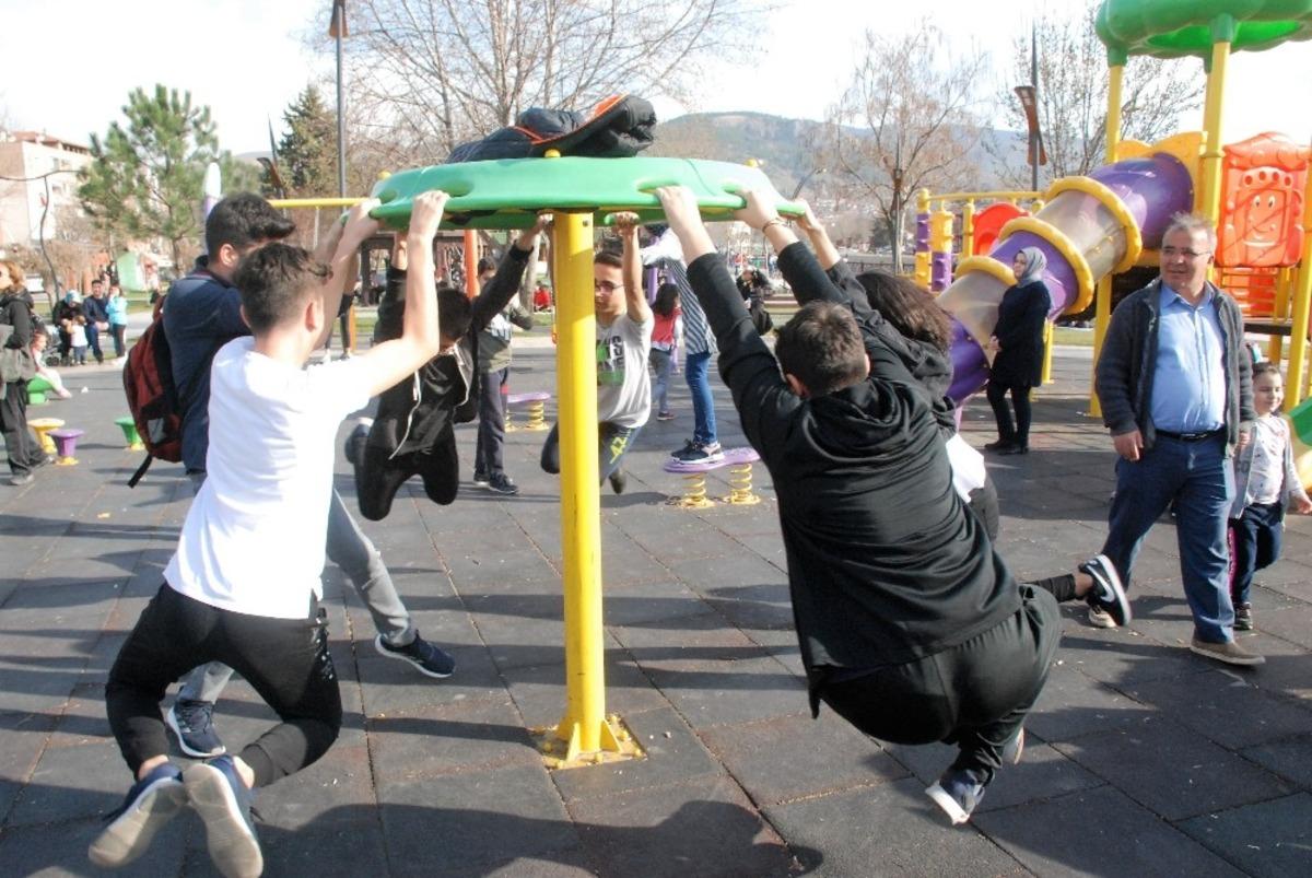 G&uuml;neş y&uuml;z&uuml;n&uuml; g&ouml;sterdi, parklara akın ettiler
