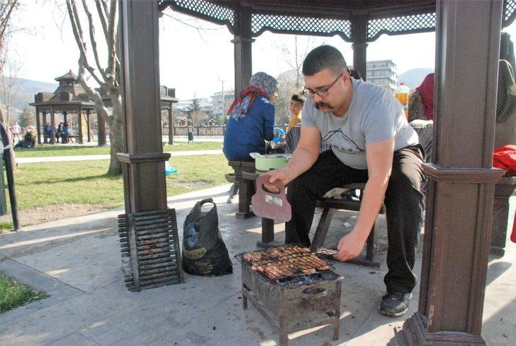 Güneş yüzünü gösterdi, parklara akın ettiler G3