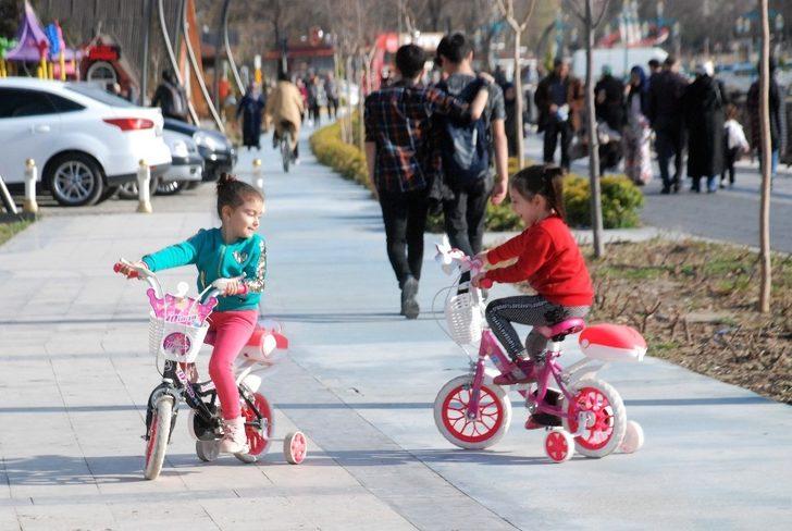 Güneş yüzünü gösterdi, parklara akın ettiler G4