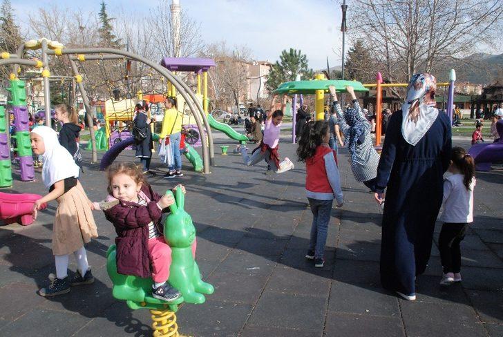 Güneş yüzünü gösterdi, parklara akın ettiler G5