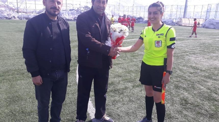 Maç öncesi kadınlar gününü kutladılar