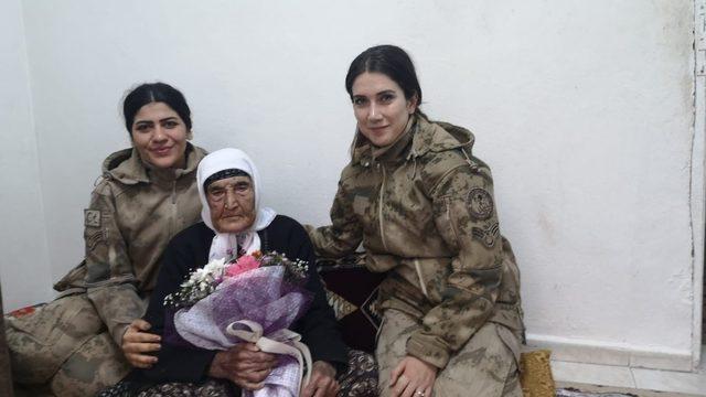 114 Yaşındaki Fatma ninenin kadınlar günü kutlandı