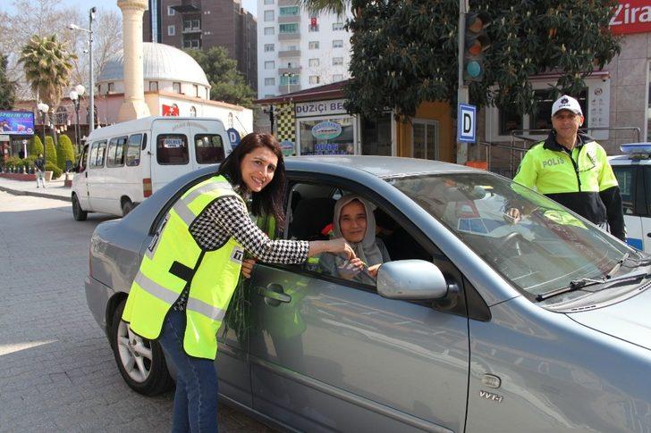 Trafik polislerinden çiçekli denetim G1