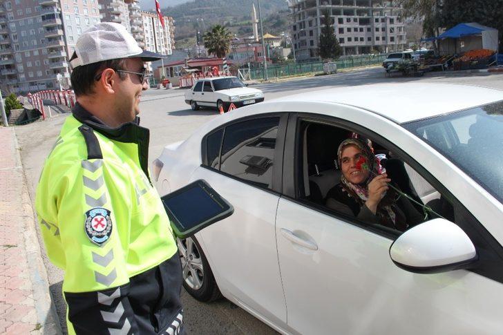 Trafik polislerinden çiçekli denetim G2
