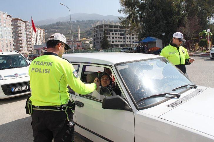 Trafik polislerinden çiçekli denetim G3