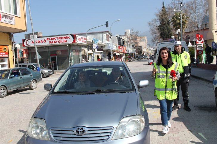 Trafik polislerinden çiçekli denetim G4