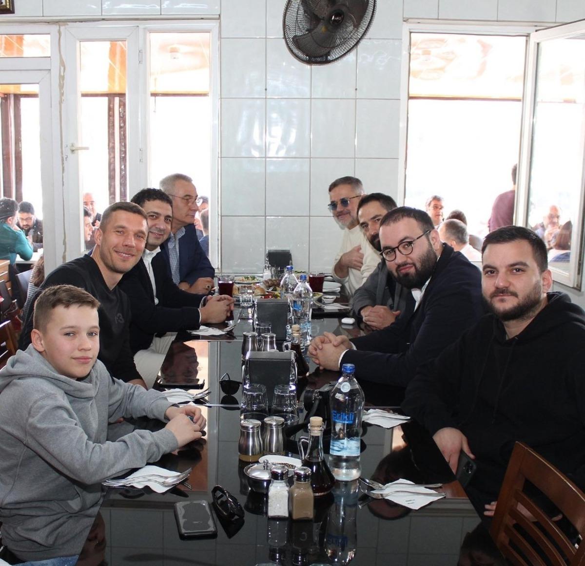 Podolski&rsquo;nin k&ouml;fte-piyaz keyfi