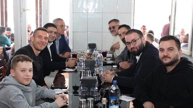 Podolski’nin köfte-piyaz keyfi