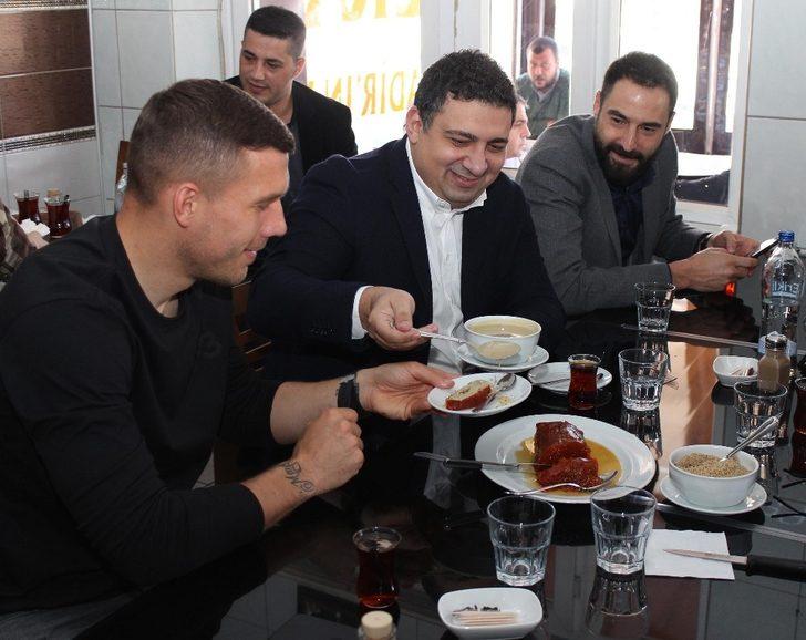 Podolski’nin köfte-piyaz keyfi G2