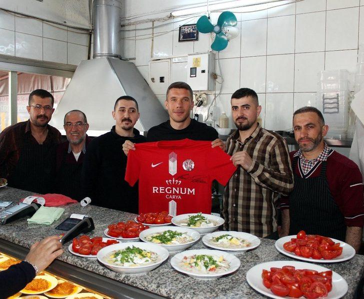 Podolski’nin köfte-piyaz keyfi G3