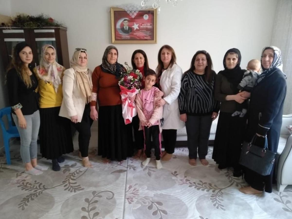 Kadınlar şehit annelerinin Kadınlar G&uuml;n&uuml;&rsquo;n&uuml; kutladı