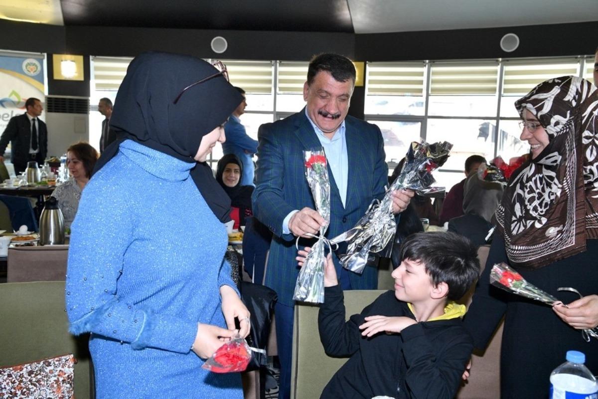 G&uuml;rkan&rsquo;dan kadınlara karanfil