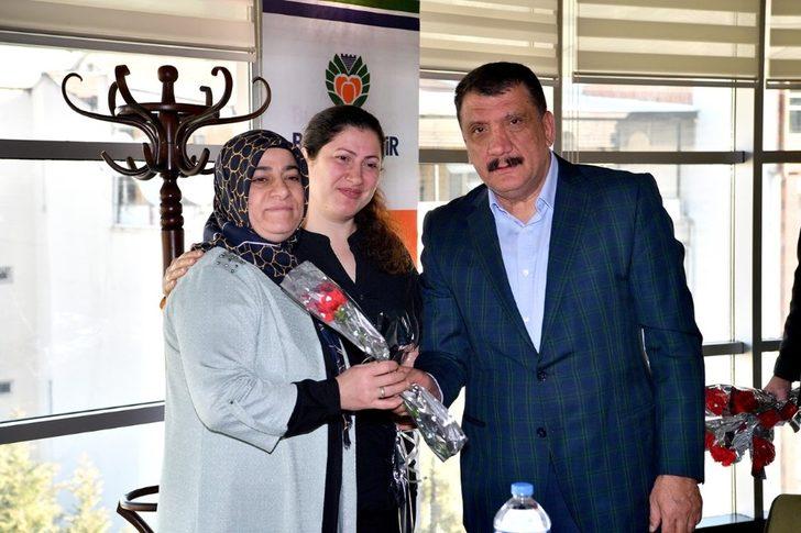 Gürkan’dan kadınlara karanfil G2