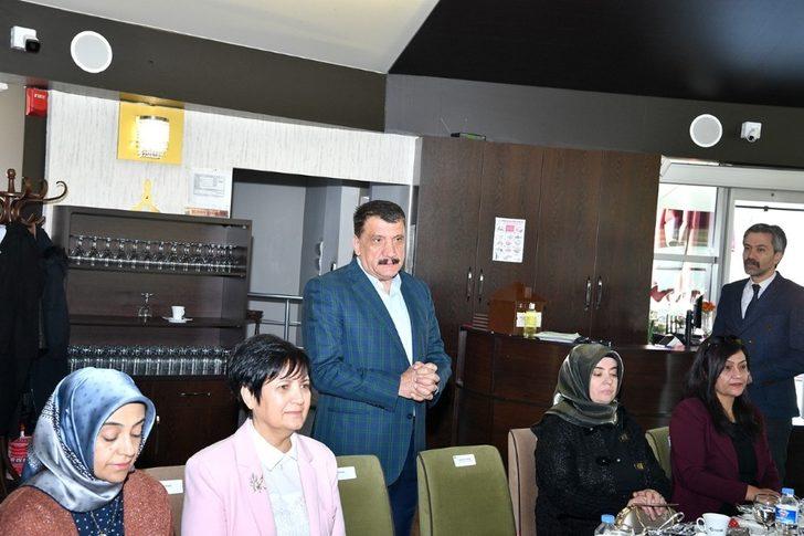 Gürkan’dan kadınlara karanfil G3