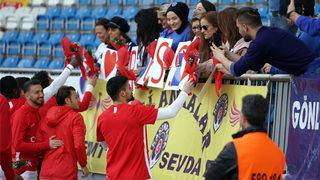 Kasımpaşalı futbolcular kadın taraftarlara çiçek hediye etti