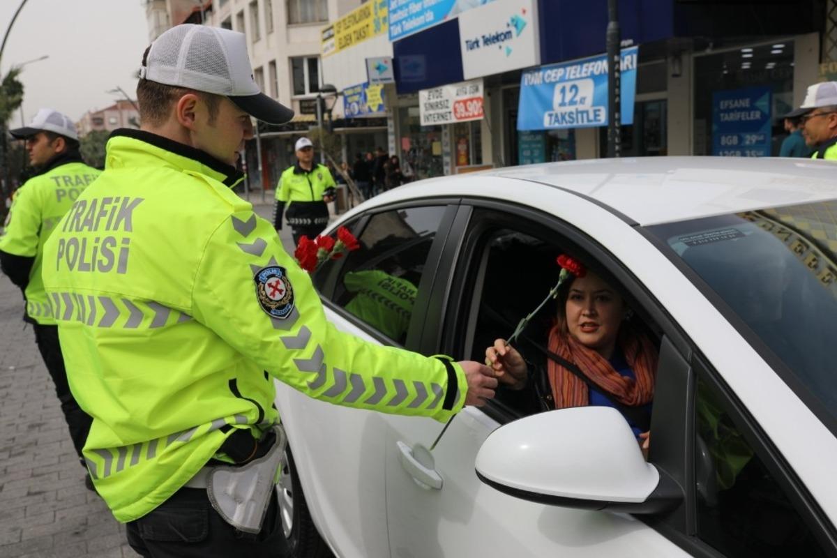 Polis ceza i&ccedil;in değil, &ccedil;i&ccedil;ek vermek i&ccedil;in durdurdu