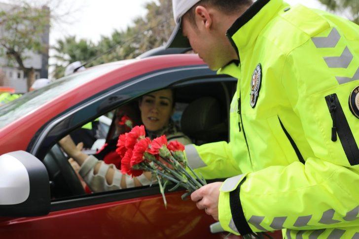 Polis ceza için değil, çiçek vermek için durdurdu G2
