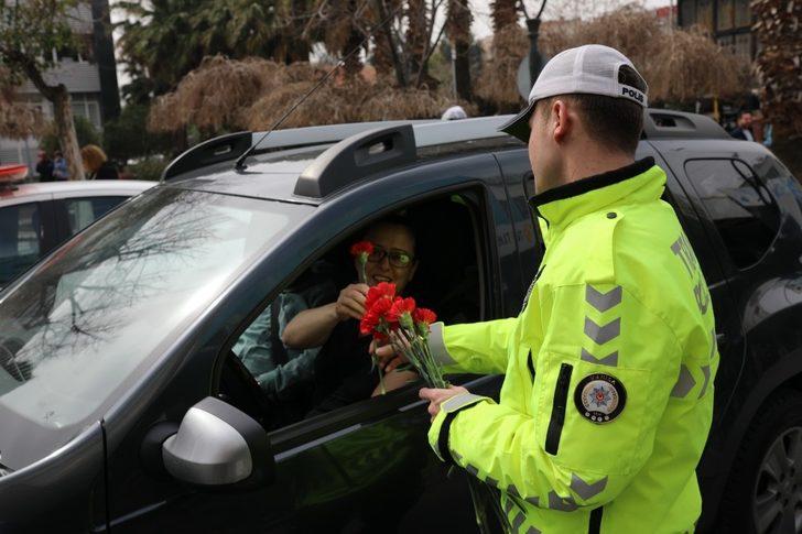 Polis ceza için değil, çiçek vermek için durdurdu G3
