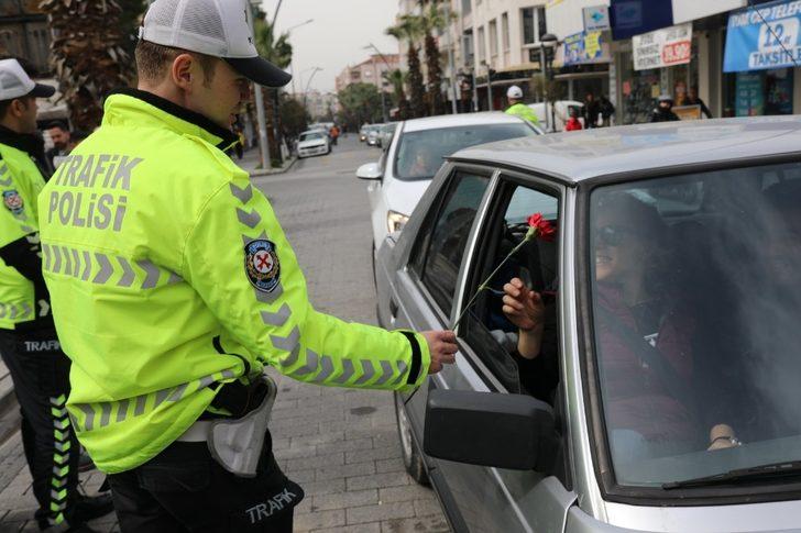 Polis ceza için değil, çiçek vermek için durdurdu G4