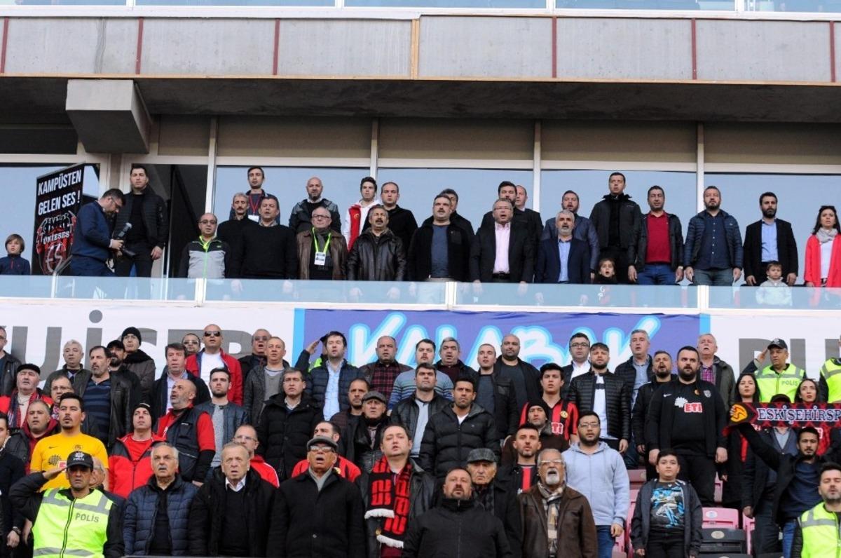 Rekt&ouml;r &Ccedil;omaklı &Uuml;niESES&rsquo;li &ouml;ğrencilerle trib&uuml;nde