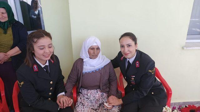 Jandarma’dan 107 yaşındaki nineye Kadınlar Günü sürprizi