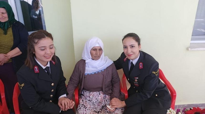 Jandarma&rsquo;dan 107 yaşındaki nineye Kadınlar G&uuml;n&uuml; s&uuml;rprizi