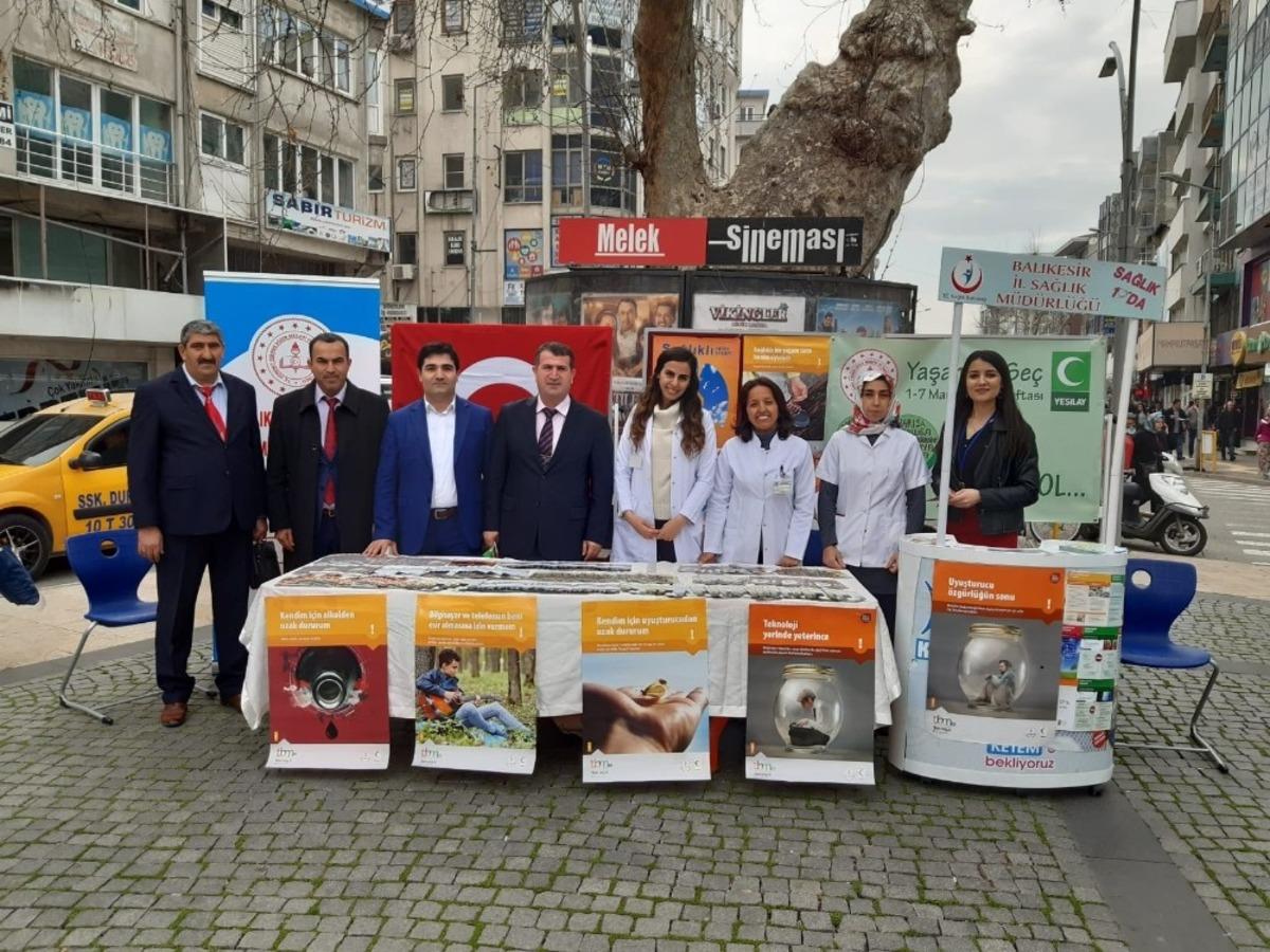 &Ouml;ğrencilerden Yeşilay Haftası standı