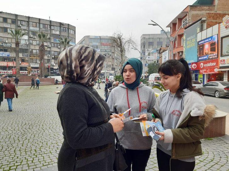 Öğrencilerden Yeşilay Haftası standı G3