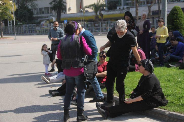Adana'da kadınlar erkekleri 8 Mart mitinginden kovdu G1