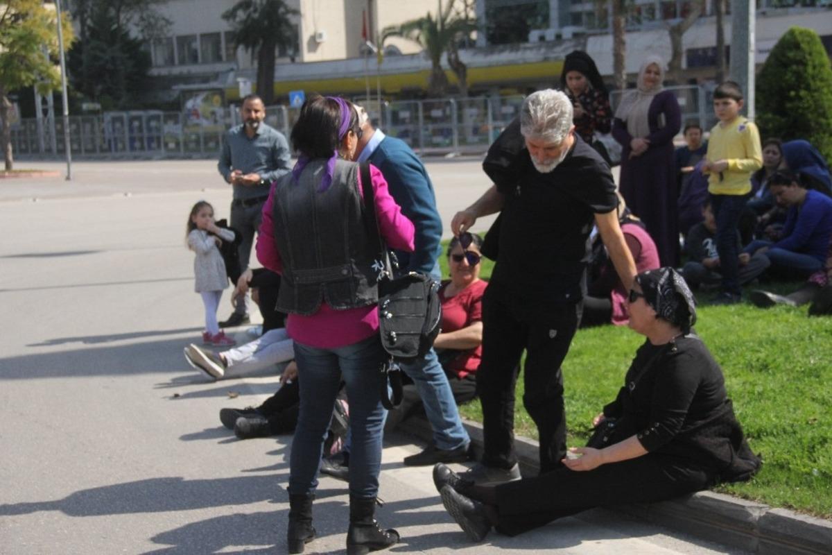 Adana'da kadınlar erkekleri 8 Mart mitinginden kovdu