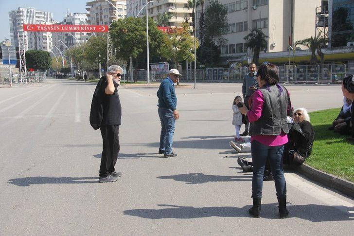 Adana'da kadınlar erkekleri 8 Mart mitinginden kovdu G3