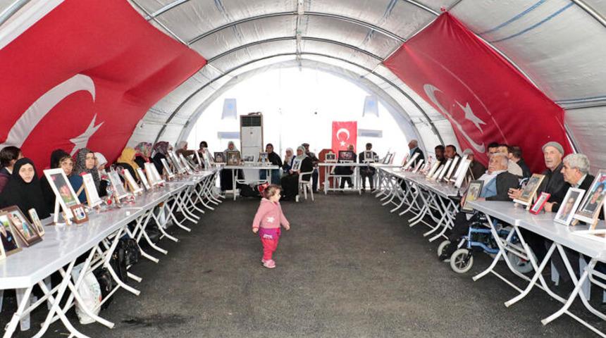 İçişleri Bakanlığı duyurdu! Evlat nöbetinde iki aile daha çocuğuna kavuştu