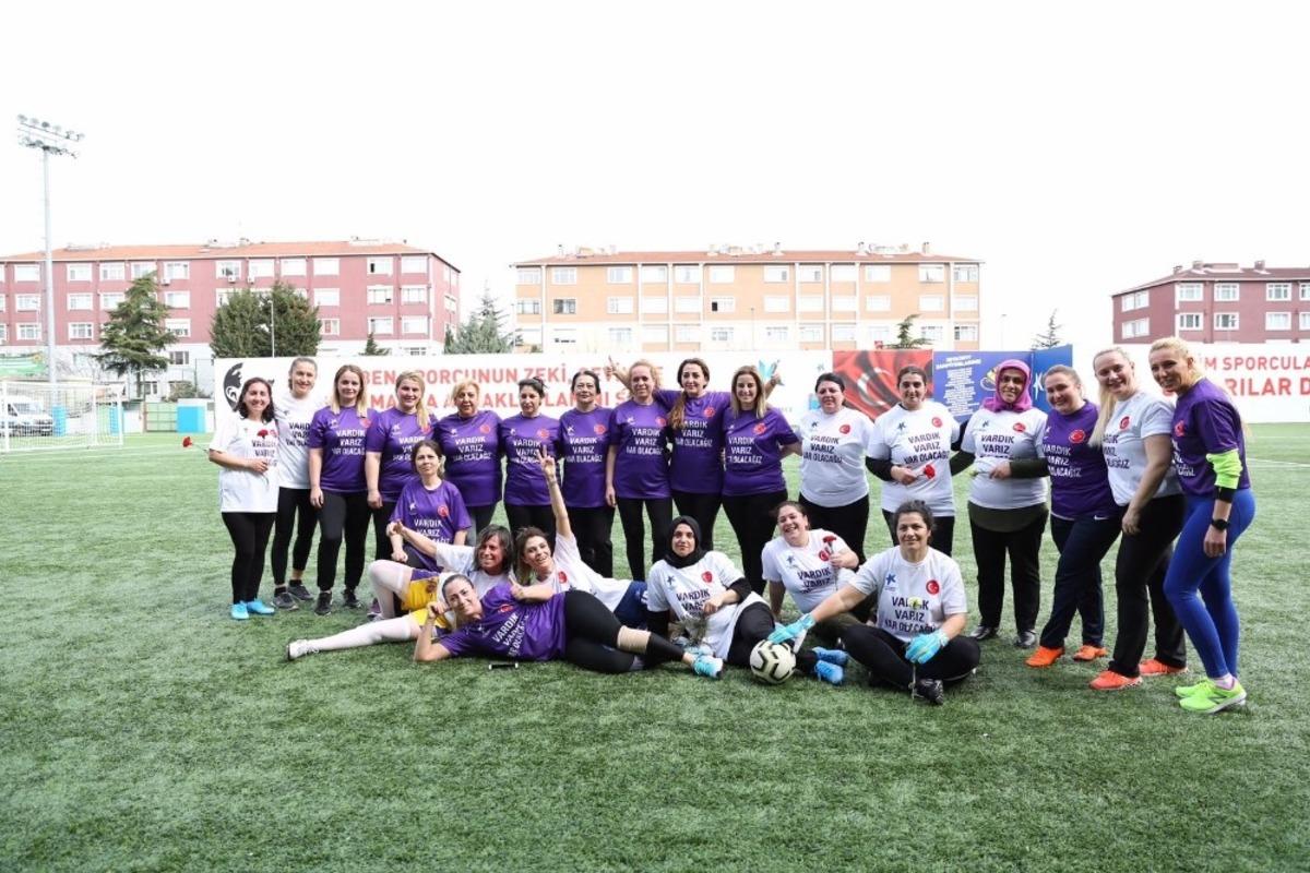 Kadınlar g&uuml;n&uuml;nde kadınlardan futbol resitali