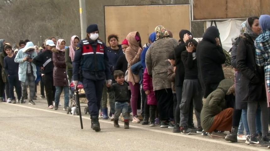 Kadın komutan mültecilerin gönlünü fethetti