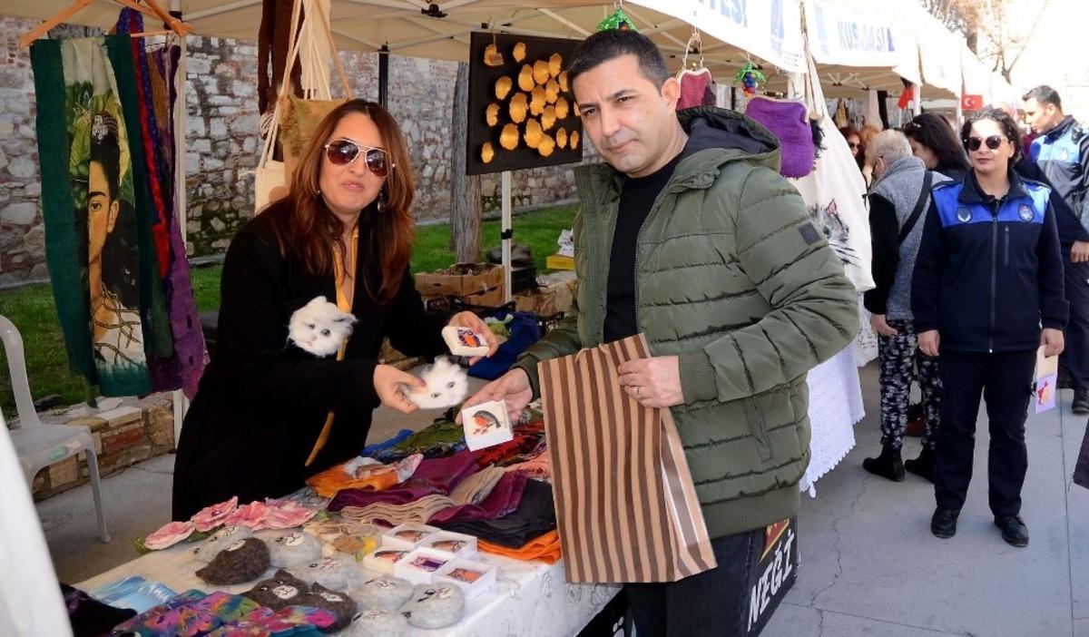 Kuşadası&rsquo;nda kadınların g&ouml;z nuru emekleri standları s&uuml;sledi