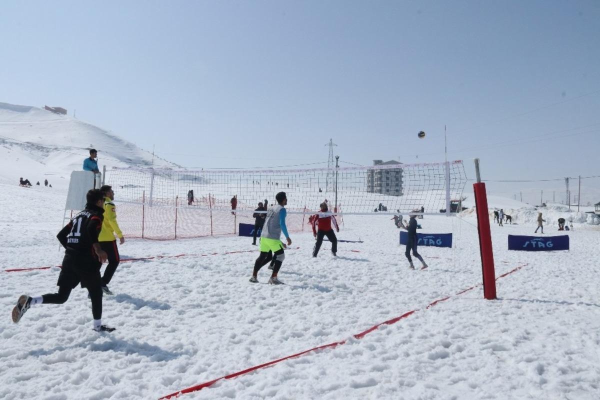 Bitlis&rsquo;te ilk kez d&uuml;zenlenen kar voleybolu b&uuml;y&uuml;k ilgi g&ouml;rd&uuml;