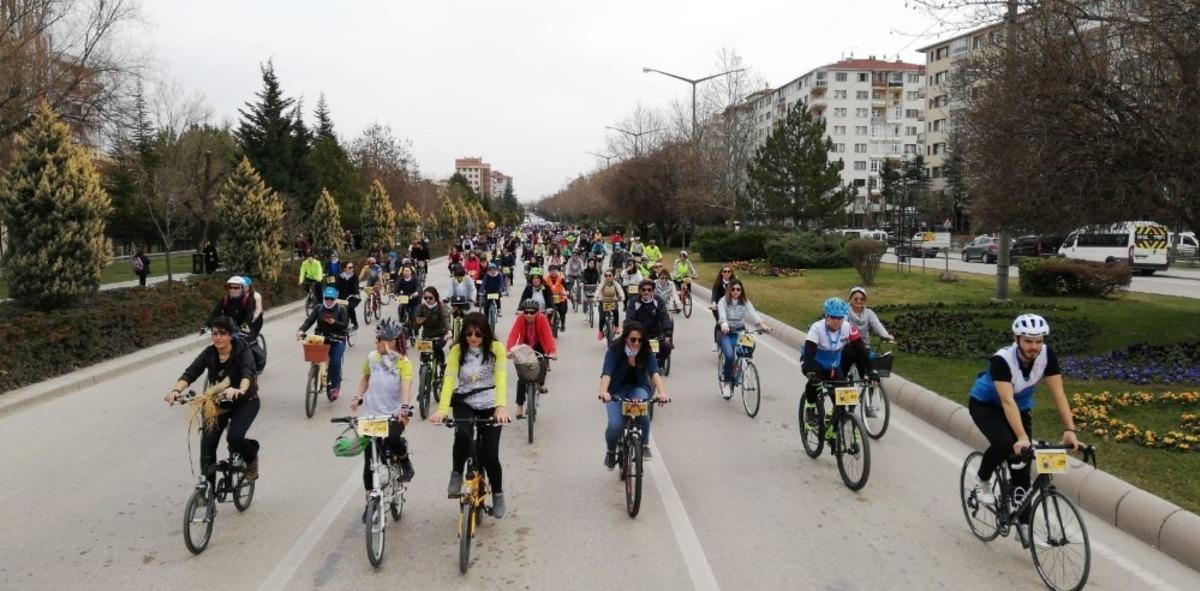 Kadınların &ouml;zg&uuml;rl&uuml;ğ&uuml; i&ccedil;in pedal &ccedil;evirdiler