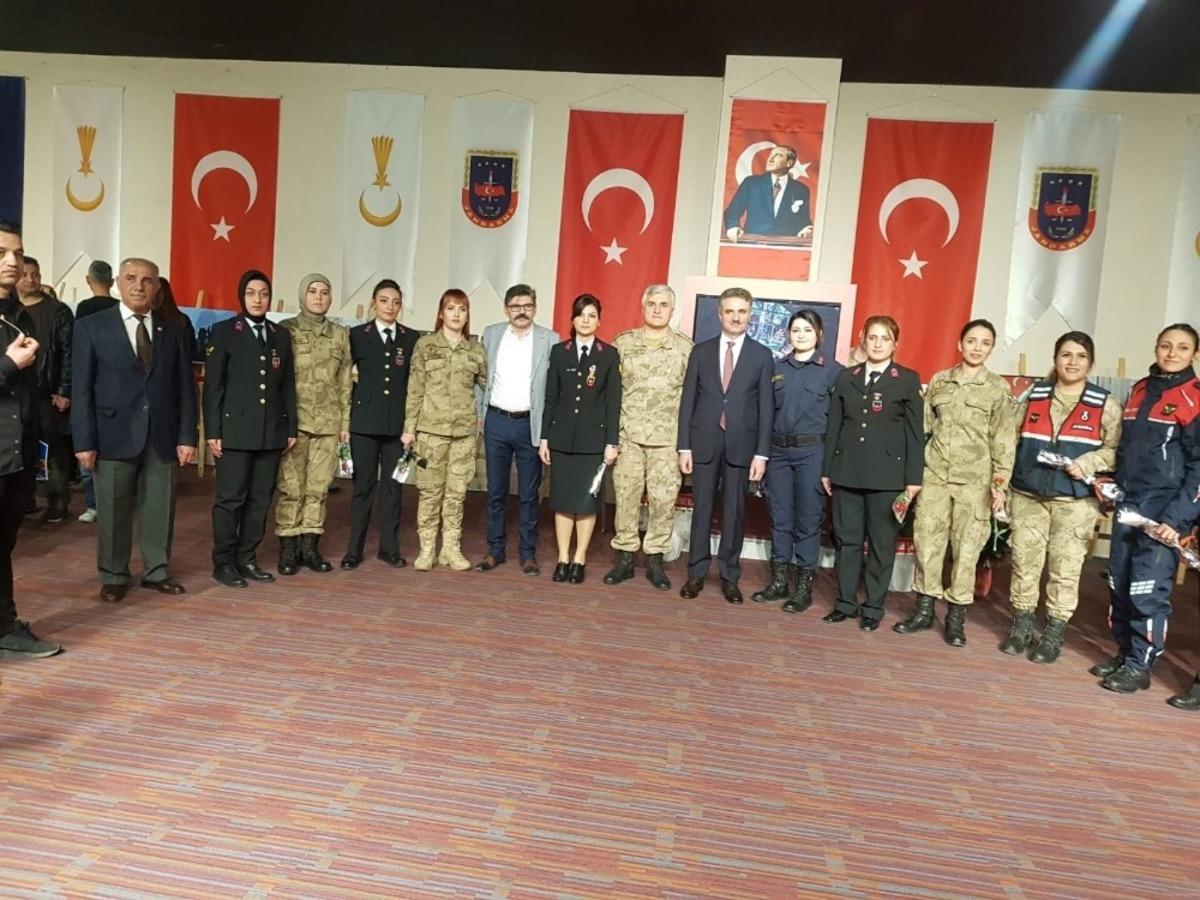 Jandarma kadın astsubaylar fotoğraf sergisi a&ccedil;tı