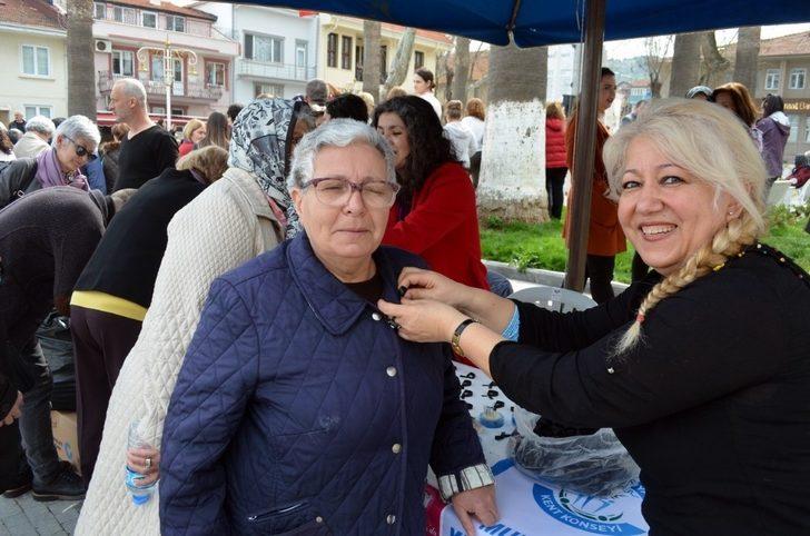 Kadınlar pembe yerine siyah kurdele ile alanlarda G2