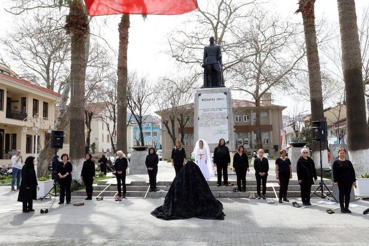 Kadınlar pembe yerine siyah kurdele ile alanlarda G3