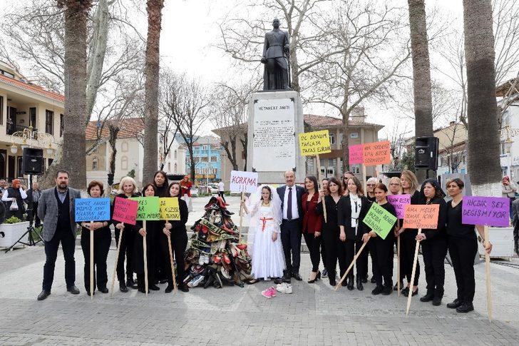 Kadınlar pembe yerine siyah kurdele ile alanlarda G4