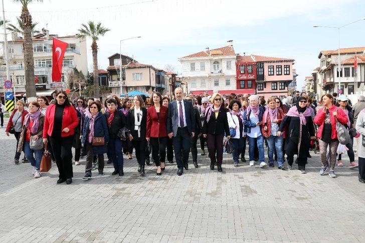 Kadınlar pembe yerine siyah kurdele ile alanlarda G5