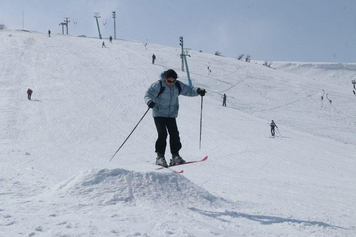 Bitlis’te hafta sonu vatandaşlar kayak merkezlerine akın etti G3