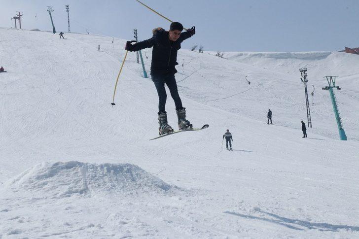 Bitlis’te hafta sonu vatandaşlar kayak merkezlerine akın etti G4